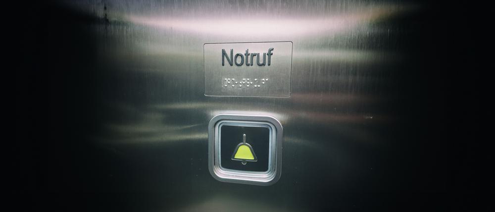Notruftaste in einem Fahrstuhl. 