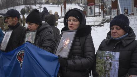 Angehörige von ukrainischen Soldaten, die von Russland gefangen genommen wurden.