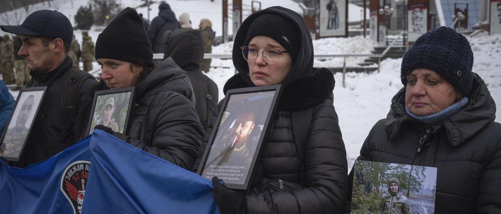 Angehörige von ukrainischen Soldaten, die von Russland gefangen genommen wurden.