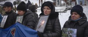 Angehörige von ukrainischen Soldaten, die von Russland gefangen genommen wurden.