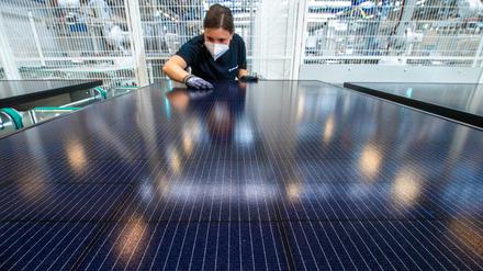 Eine Mitarbeiterin begutachtet im Werk der Meyer Burger Technology AG in Freiberg ein Solarmodul. 
