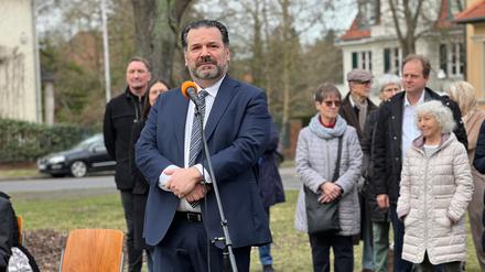 Der Vorsitzende der Jüdischen Gemeinde Berlin, Gideon Joffe, bei seiner Rede zur Einweihung des Estrongo-Nachama-Platzes in Dahlem am 16. Februar 2024.