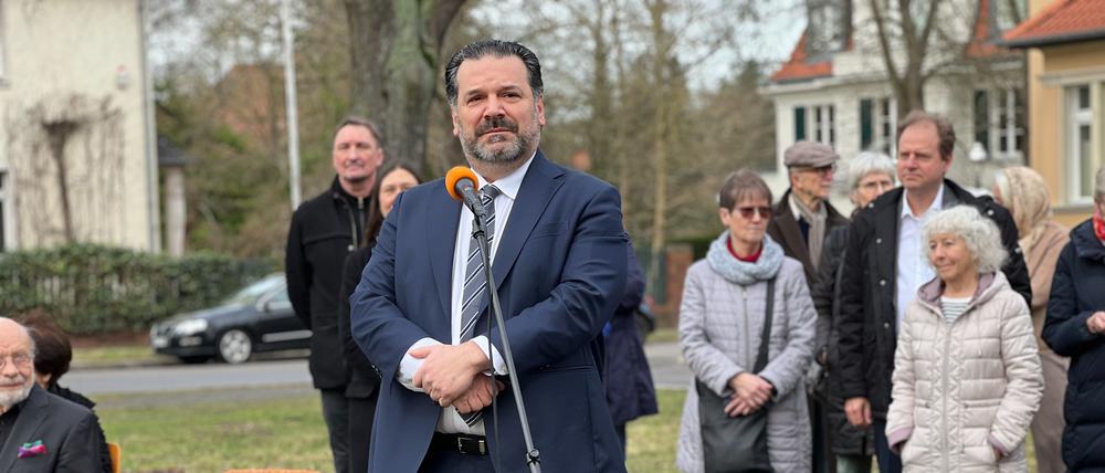 Der Vorsitzende der Jüdischen Gemeinde Berlin, Gideon Joffe, bei seiner Rede zur Einweihung des Estrongo-Nachama-Platzes in Dahlem am 16. Februar 2024.