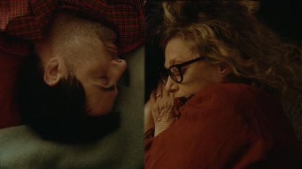 Ben (Jason Schwartzman) und Carla (Carol Kane) geben sich Halt.