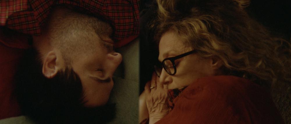 Ben (Jason Schwartzman) und Carla (Carol Kane) geben sich Halt.