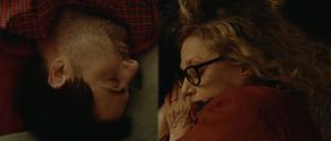 Ben (Jason Schwartzman) und Carla (Carol Kane) geben sich Halt.