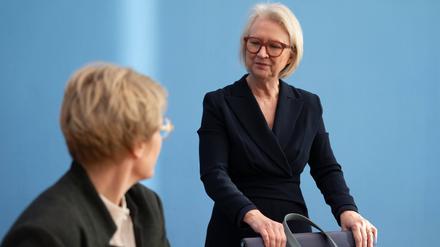 Zwischen der obersten Wirtschaftsweisen Monika Schnitzer (r.) und Ratsmitglied Veronika Grimm läuft schon lange eine persönliche Fehde. 