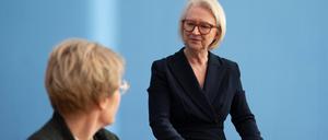 Zwischen der obersten Wirtschaftsweisen Monika Schnitzer (r.) und Ratsmitglied Veronika Grimm läuft schon lange eine persönliche Fehde. 