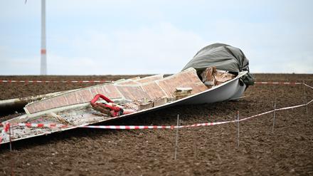 Die Reste eines 40 Meter langen und 15 Tonnen schweren Windrad-Flügels liegen auf einem Feld an der Autobahn 8 bei Temmenhausen.