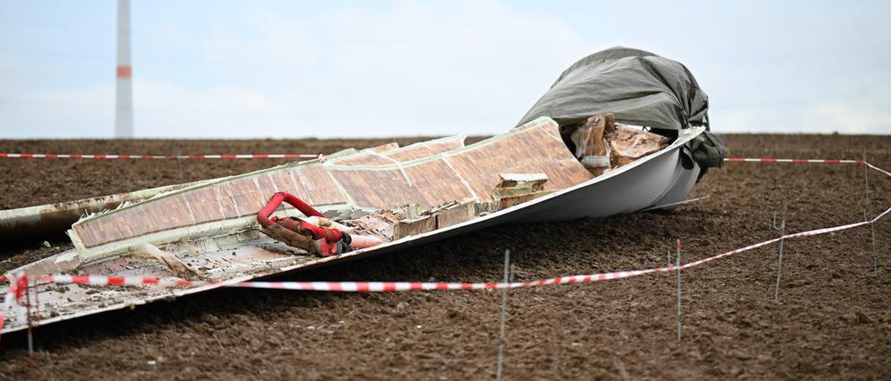 Die Reste eines 40 Meter langen und 15 Tonnen schweren Windrad-Flügels liegen auf einem Feld an der Autobahn 8 bei Temmenhausen.