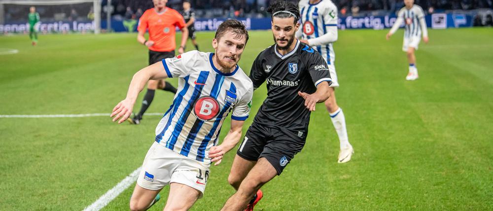 Jonjoe Kenny (li., gegen Magdeburgs Mohammed El Hankouri) und Hertha BSC wollen die kleine Siegesserie ausbauen.