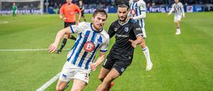 Jonjoe Kenny (li., gegen Magdeburgs Mohammed El Hankouri) und Hertha BSC wollen die kleine Siegesserie ausbauen. 