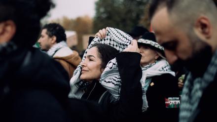 Mehrere Tausend Menschen ziehen im Oktober 2023 bei einer pro-palästinensischen Demonstration unter Polizeischutz durch Kreuzberg.