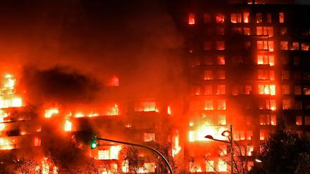 Am 22. Februar 2024 wütet ein Großbrand in einem mehrstöckigen Wohnhaus in Valencia. 