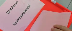 Eine Wählerin steckt ihren Stimmzettel zur Kommunalwahl in Brandenburg in die Wahlurne. 