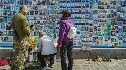 Fotos gefallener Soldaten an einer Kirche in Kiew.