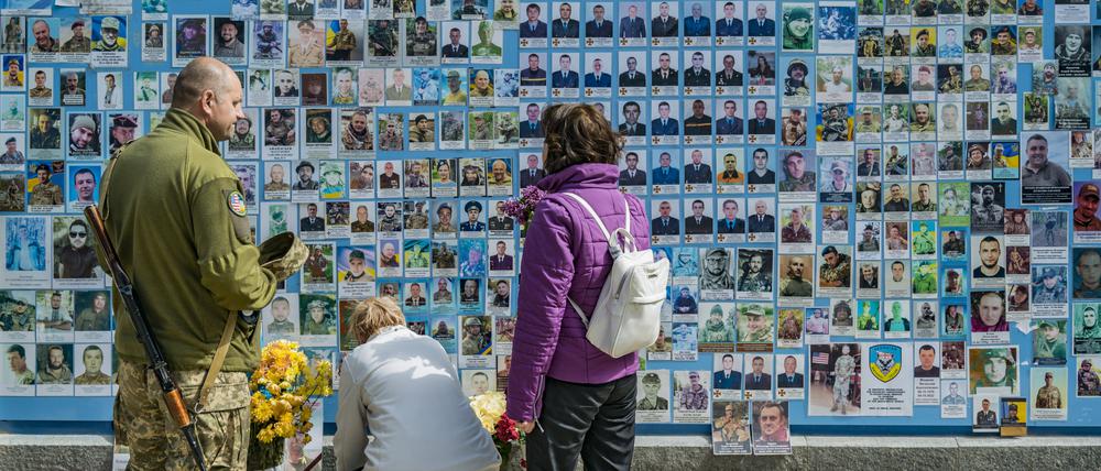 Fotos gefallener Soldaten an einer Kirche in Kiew.