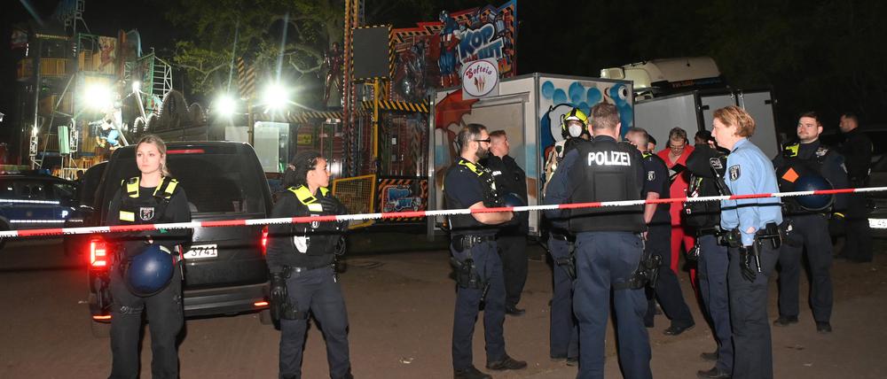 Polizeibeamte am 30. April 2022 am Tatort. (Archivbild)