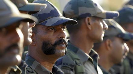 Indische Soldaten stehen am russischen Flughafen Wolgograd in einer Reihe, um an einer gemeinsamen Militärübung mit russischen Truppen teilzunehmen.