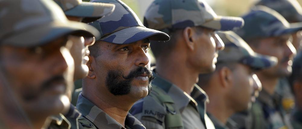 Indische Soldaten stehen am russischen Flughafen Wolgograd in einer Reihe, um an einer gemeinsamen Militärübung mit russischen Truppen teilzunehmen.