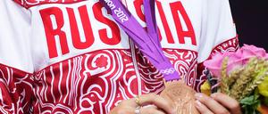 Die russische Athletin Svetlana Shkolina mit ihrer Bronzemedaille bei den Olampischen Spielen von London 2012.