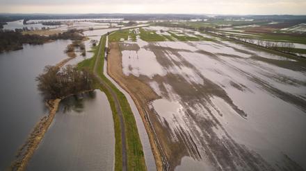 21.02.2024, Brandenburg, Groß Kreutz: Die Havelwiesen bei Schmergow im Landkreis Potsdam-Mittelmark stehen aufgrund der langen Regenperiode fast vollständig unter Wasser. Auch in Brandenburg stellt der Dauerregen die Landwirtschaft vor Probleme. Eine Bewirtschaftung soll laut Landwirt vor Mai nicht erfolgen können. (Luftaufnahme mit einer Drohne) Foto: Georg Moritz/dpa +++ dpa-Bildfunk +++