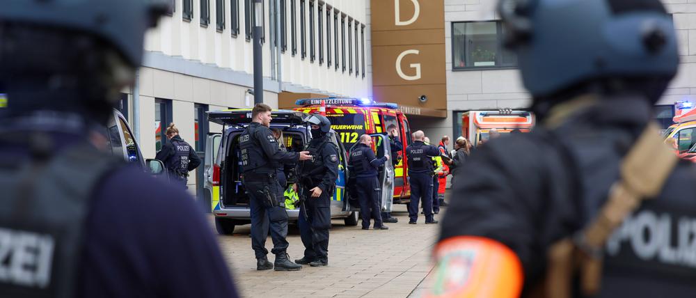 Am Wilhelm-Dörpfeld-Gymnasium in Wuppertal griff ein 15-jähriger Schüler im Bereich der Oberstufe mehrere Schüler mit einem Messer an. 