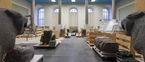 Blick in den Saal mit der Kunst der Hethiter vor dem Beginn der Ausräumarbeiten.