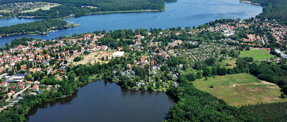Luftbild über Caputh, Richtung Templiner See und Potsdam. Im Vordergrund der Caputher See.