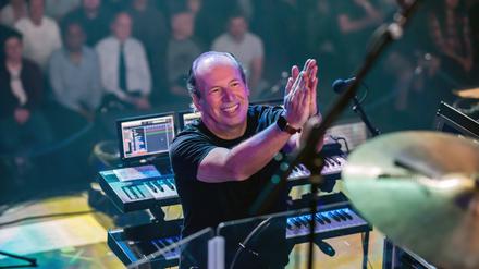 Oscarpreisträger Hans Zimmer applaudiert seinem Orchester.