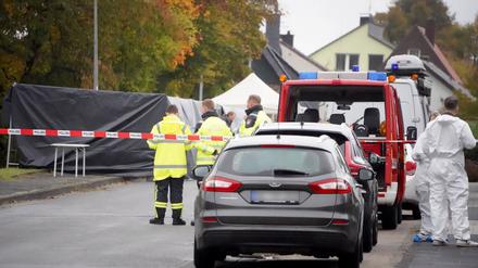 Ermittler stehen in einem von der Polizei abgesperrten Bereich, nachdem auf eine Wiese in Horn-Bad Meinberg eine Leiche gefunden wurde. Nach dem gewaltsamen Tod eines Obdachlosen im Kreis Lippe in Nordrhein-Westfalen hat das Detmolder Landgericht drei Jugendliche zu mehreren Jahren Haft verurteilt.