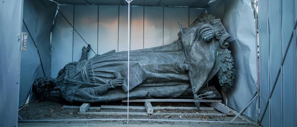 Symbol des Aufbegehrens. Eine abgebaute Statue von Katharina der Großen, der ehemaligen Kaiserin von Russland, in einer Wellblechhütte vor dem Fine Art Museum der ukrainischen Hafenstadt Odessa.
