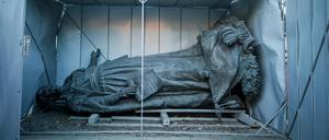 Symbol des Aufbegehrens. Eine abgebaute Statue von Katharina der Großen, der ehemaligen Kaiserin von Russland, in einer Wellblechhütte vor dem Fine Art Museum der ukrainischen Hafenstadt Odessa. 