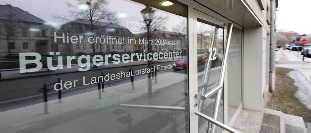 Umzug und neuer Standort Bürgerservice Potsdam.
Die Beigeordnete für Ordnung, Sicherheit, Soziales und Gesundheit, Brigitte Meier, informiert zusammen mit dem Fachbereichsleiter für Ordnung und Sicherheit, Dr. Karsten Lauber, über den geplanten Umzug und den neuen Standort des Bürgerservice in der Yorckstraße.