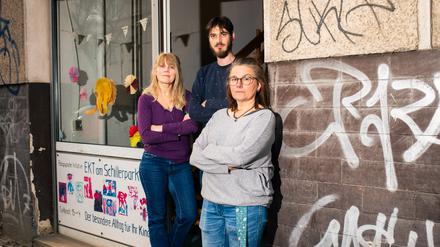 Besorgte Mienen: Das Team der EKT am Schillerpark will sich nicht aus den Räumen in der Weddinger Türkenstraße vertreiben lassen.