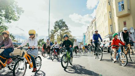 Bei der Kidical Mass demonstrieren Familien für bessere Bedingungen im Straßenverkehr.