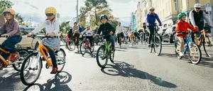 Bei der Kidical Mass demonstrieren Familien für bessere Bedingungen im Straßenverkehr.