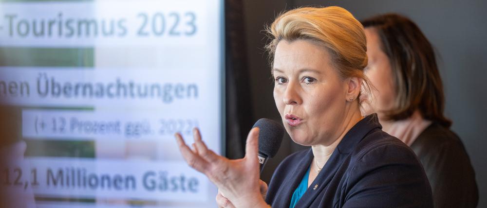 Wirtschaftssenatorin Franziska Giffey (SPD) stellte am Freitag im Restaurant auf dem Fernsehturm die amtliche Tourismus-Statistik für 2023 vor.