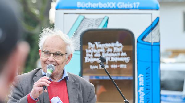 Konrad Kutt bei der Eröffnung der neuen Ersatz-Bücherbox am S-Bahnhof Grunewald. 