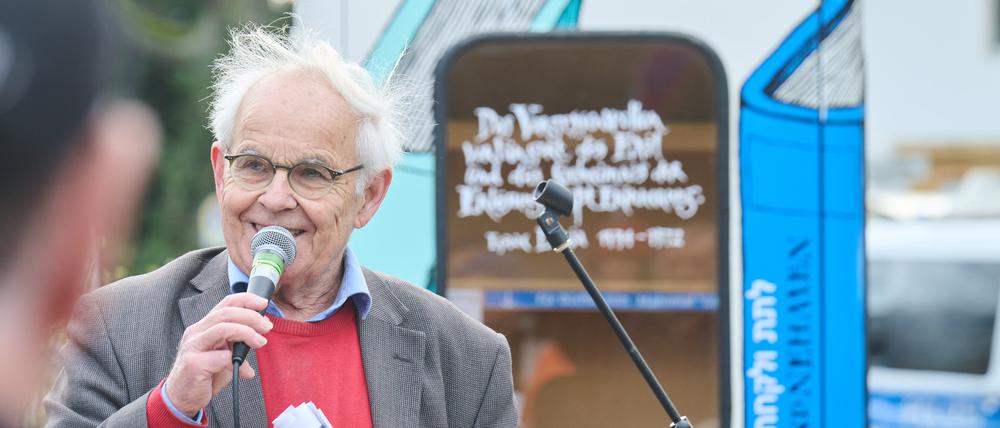 Konrad Kutt bei der Eröffnung der neuen Ersatz-Bücherbox am S-Bahnhof Grunewald.
