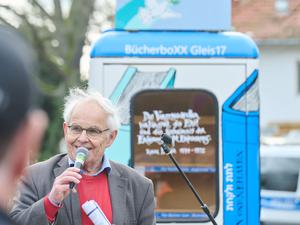 Konrad Kutt bei der Eröffnung der neuen Ersatz-Bücherbox am S-Bahnhof Grunewald.