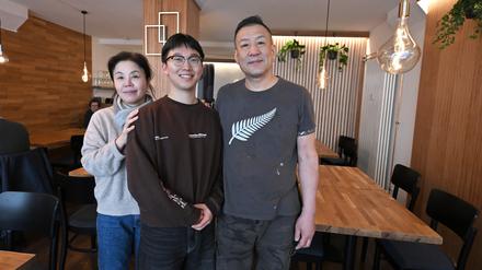 „Seoul Garden“ in der Brandenburger Straße 11 ist das erste koreanische Restaurant in Potsdam. Im Bild zu sehen sind (v.l.): Young Hee Han (Inhaberin), Gibom Lee (Manager), Jang ho Park (Koch).