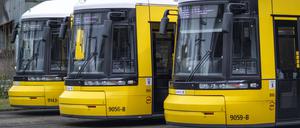 Drei Strassenbahnen stehen nebeneinander in der Naehe des Hauptbahnhofs in Berlin, 13.04.2023. Berlin Deutschland *** Three streetcars standing side by side near the main station in Berlin, 13 04 2023 Berlin Germany Copyright: xNicolasxLepartz/photothek.dex