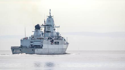 Die Fregatte «Hessen» läuft aus dem Hafen aus. (Archivbild)