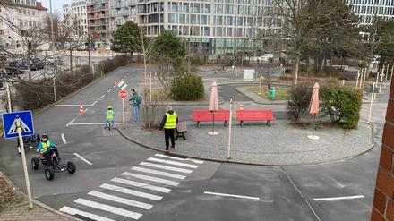 Kinder können in der Jugendverkehrsschule Schöneberg das Radfahren in sicherer Umgebung üben.