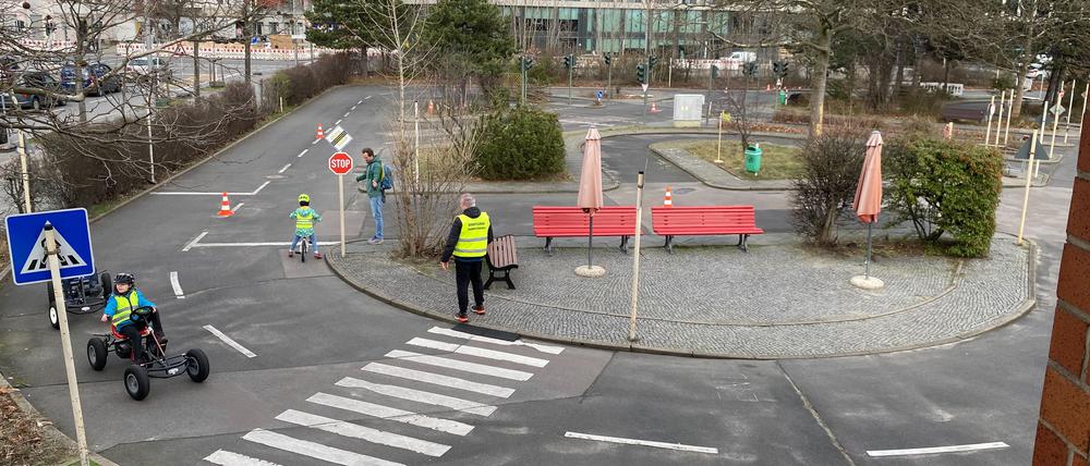 Kinder können in der Jugendverkehrsschule Schöneberg das Radfahren in sicherer Umgebung üben. 