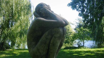 Die Hockende, auch als Sonnenanbeterin bekannt, von Eberhard Bachmann.