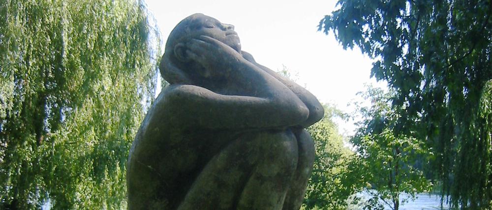 Die Hockende, auch als Sonnenanbeterin bekannt, von Eberhard Bachmann.
