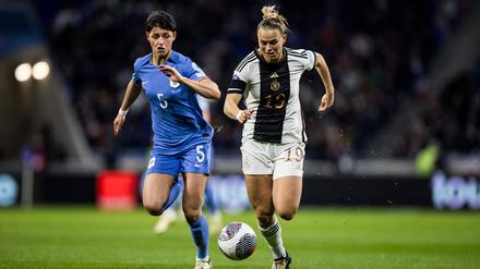 Deutschlands Klara Bühl (re.) sorgte in der Offensive nur selten für Akzente.