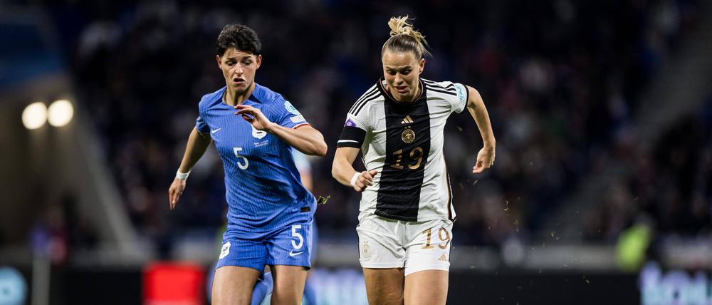 Deutschlands Klara Bühl (re.) sorgte in der Offensive nur selten für Akzente.